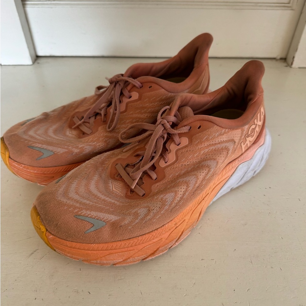 Hoka women’s coral pink Arahi 6 running shoes size 9B - Picture 2 of 12